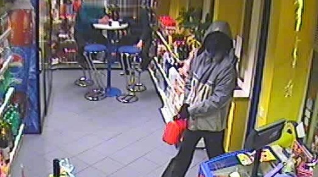 Přepadl benzinku v Tovačově, i když uvnitř byli zákazníci