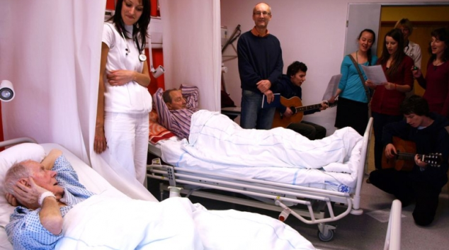 Ve FN Olomouc popřáli nemocným krásné vánoční svátky