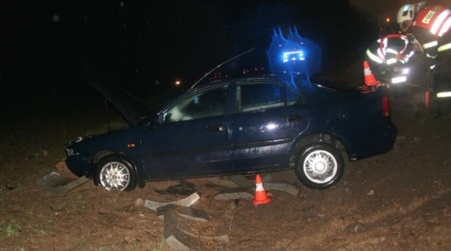 Řidič úplně přehlédnul křižovatku a jel stále rovně