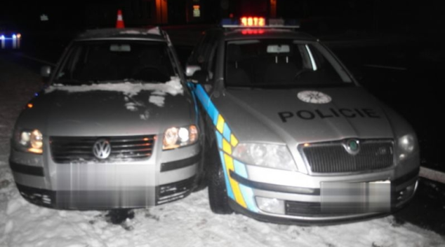 Opilá řidička bez řidičáku se honila s policejním vozidlem
