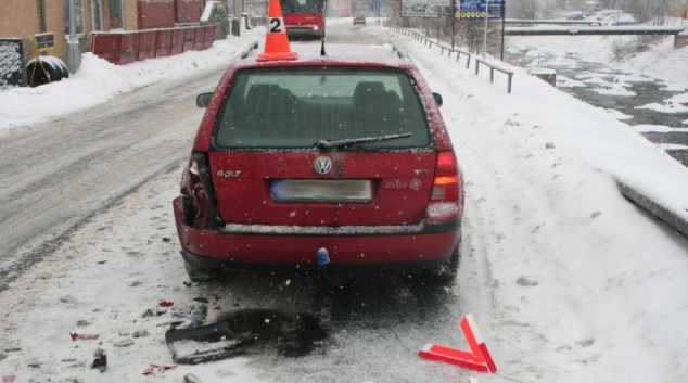Dopravní nehody: Řidiči nehledí na sníh, náledí a jezdí rychle