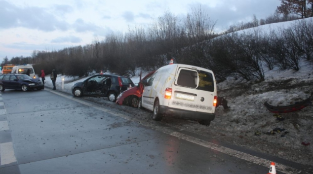 Hromadná nehoda pěti vozidel na R 35 