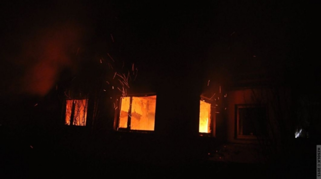 Uvnitř hořícího domku v Tršicích nalezli hasiči mrtvolu jeho majitele