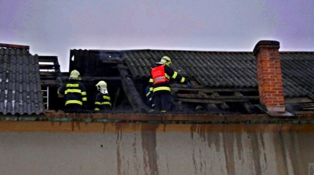 V Janoslavicích hořela střecha domu