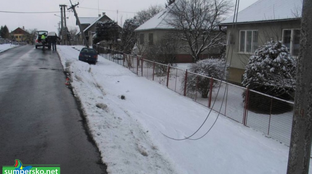 Při nehodě potrhala řidička sto metrů vysokého napětí