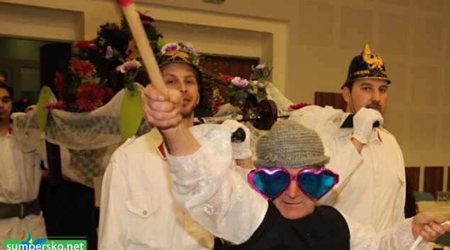 V Rapotíně pochovávali basu a brečeli u toho smíchy