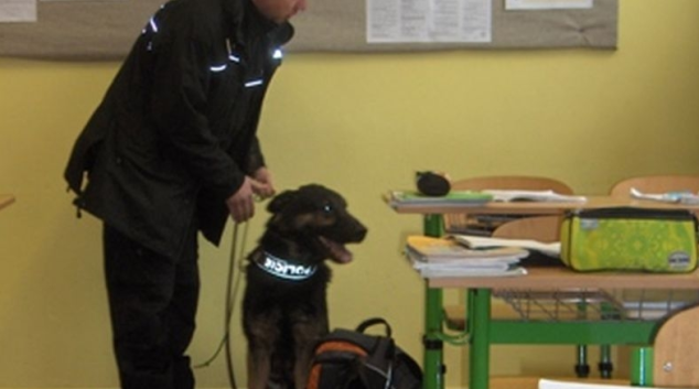 Snědl policejní pes svačinu ve škole?