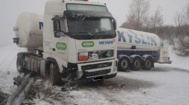 AKTUALIZOVÁNO! Sníh komplikuje dopravu. Dálnice D1 byla uzavřena