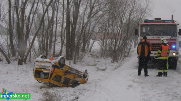 Z havarovaného vozidla na Jesenicku unikaly pohonné hmoty