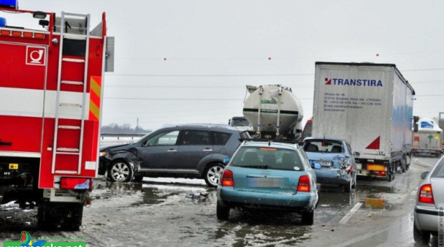 V Olomouckém kraji vydatně sněžilo. Řidiči bourali!