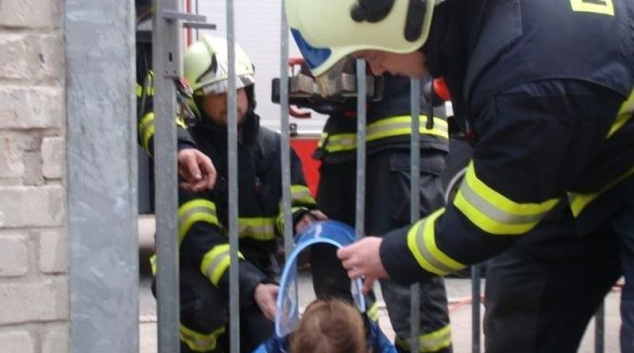 Prostějovsko: Holčička uvízla v brance a auto na kolejích