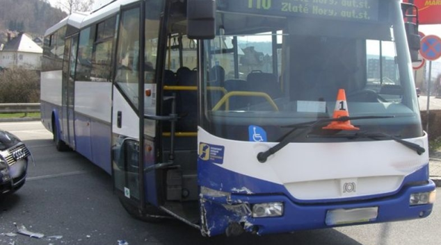 V Jeseníku řidič autobusu přehlédnul Audi