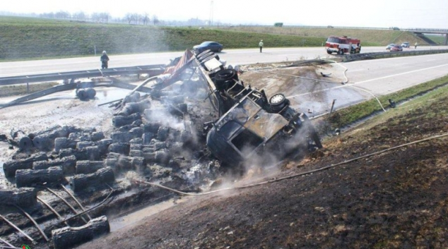 U Bělotína na D1 dvě hodiny hořel kamion