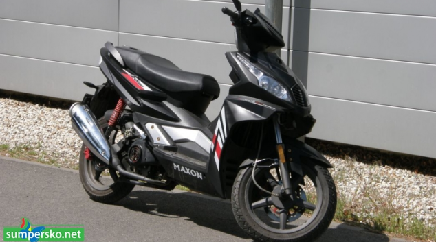 Řidič motocyklu těžce zranil v Novém Malíně chodce