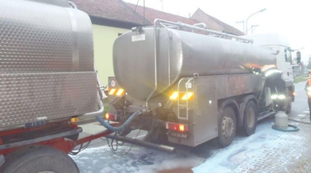 Při dopravní nehodě na Prostějovsku vyteklo tisíc litrů mléka