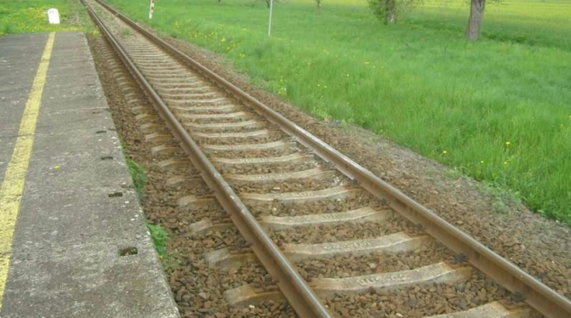 Kameny na kolejích. Kdo ohrožuje na Šumpersku cestující ve vlaku?