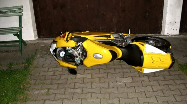 Žena se rozlobila na druha a podkopla mu Ducati 999