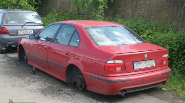 Šumpersko: BMW zůstalo bez kol a Golf Variant ukradli celý