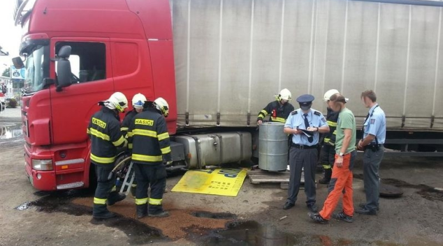 V Olomouci vyteklo z kamionu 800 litrů nafty