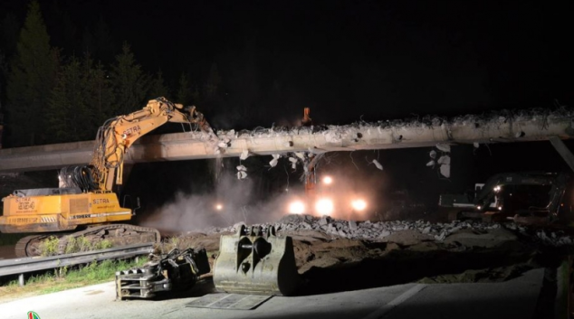 V noci byl zbourán most na D1 u Větrného Jeníkova