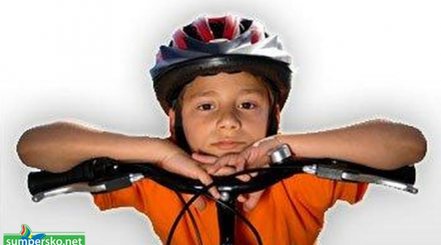 Na kole jen s přilbou a počet smrtelných nehod se sníží
