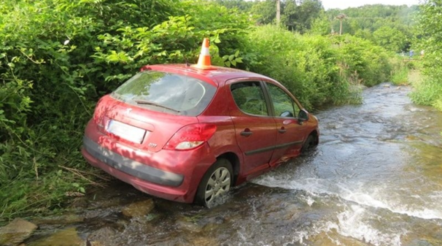 Řidič utopil v potoce vozidlo i notebook