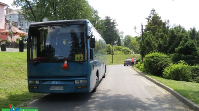 Nehoda autobusu v Jeseníku se obešla bez zranění