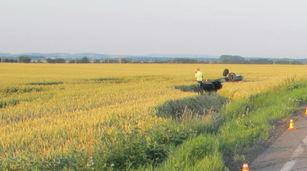 Rychlá jízda se mladému řidiči nevyplatila. Auto se třikrát převrátilo