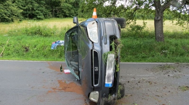 Řidič u Žulové skončil ve svahu