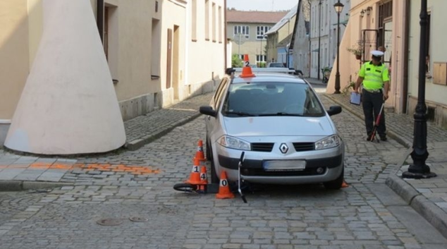 Osmiletý kluk ve Vidnavě vjel na koloběžce přímo pod auto