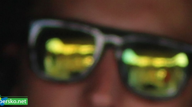 Muž ve slunečních brýlích přepadl poštu v Leštině