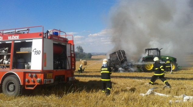 Ve Vlčicích na Jesenicku hořela na poli sláma i traktor