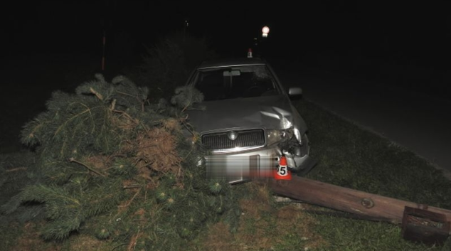 Téměř tři promile alkoholu u řidiče jsou příčinou demolice sloupu v Oskavě