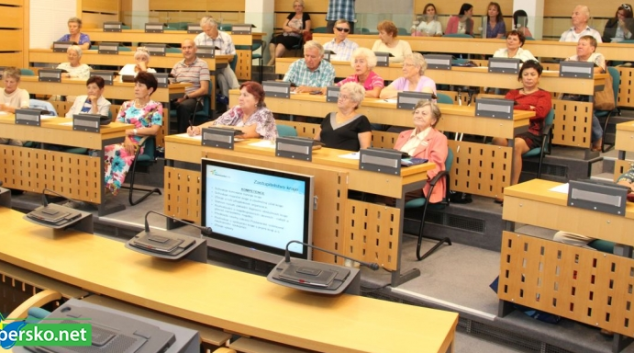 Jeseničtí důchodci si prohlédli sídlo Olomouckého kraje