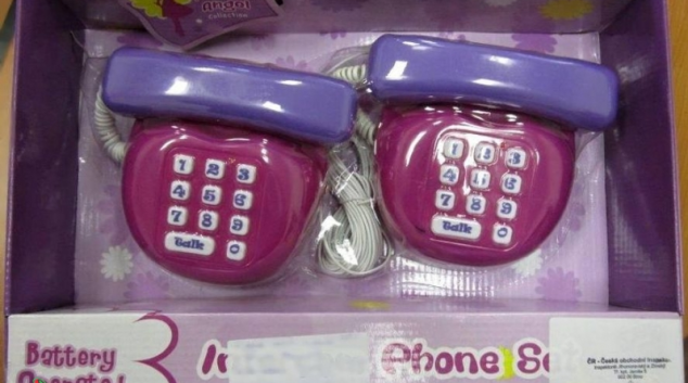 Pozor na telefon, který může připravit dítě o sluch!