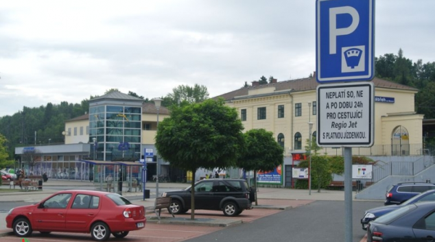 Před nádražím v Zábřehu mají zákazníci RegioJet parkovací místa