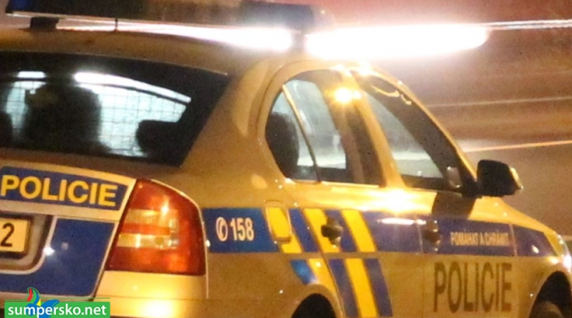 Opilý řidič poškodil ve Šternberku kovové zábradlí