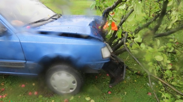 Řidič ve Skorošicíh poškodil vozidlo, plot a jabloň