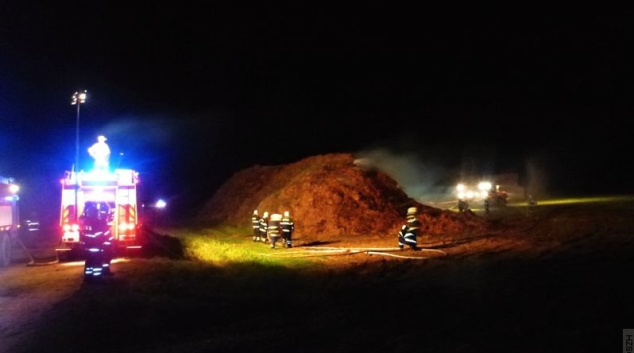 Hasičům za pomoci loštických občanů se podařilo včas uhasit stoh