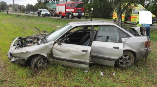 Opilý řidič nezvládl Audi a skončil v příkopě za Uničovem