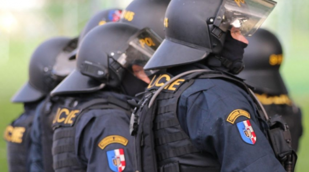 Opilí fotbaloví fanoušci v Olomouci napadli policistu