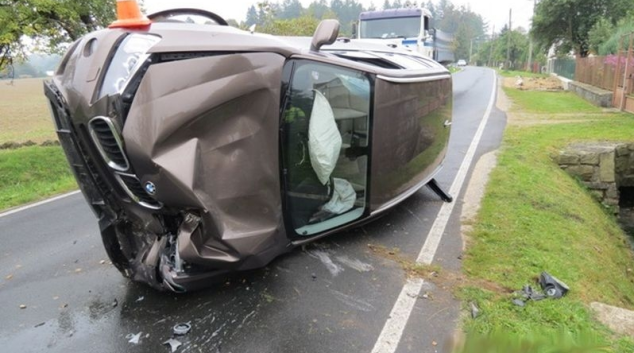 Nepozornost řidiče má na svědomí zničené BMW