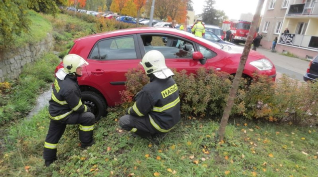 Řidička couvala na plný plyn a skončila korytě potoka