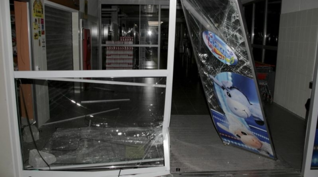 Zloděj do trafiky nacouval BMW, pak ji vykradl!