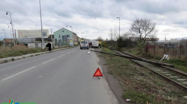 Sloup veřejného osvětlení spadl v Olomouci na projíždějící vozidlo