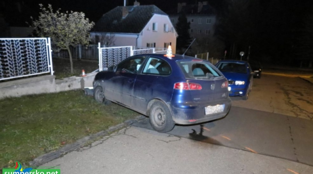 Opilý řidič v Zábřehu demoloval oplocení rodinného domu