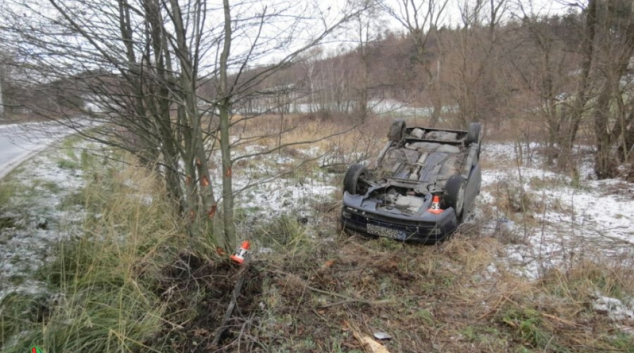 Řidič podcenil náledí u Libiny a otočil auto na střechu