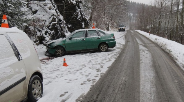 Zimní počasí začalo trápit řidiče na Jesenicku