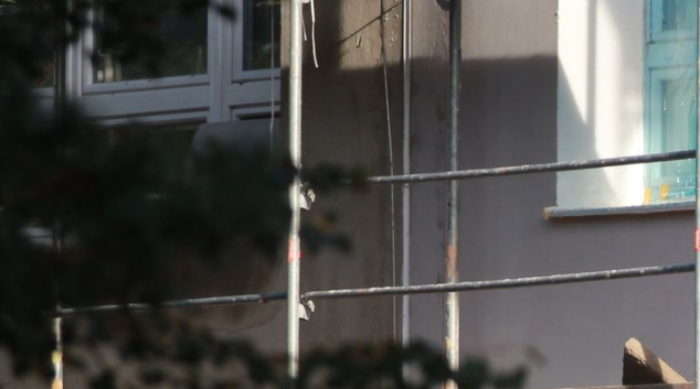 Opilý muž v Přerově vylezl na lešení a nemohl pak slézt