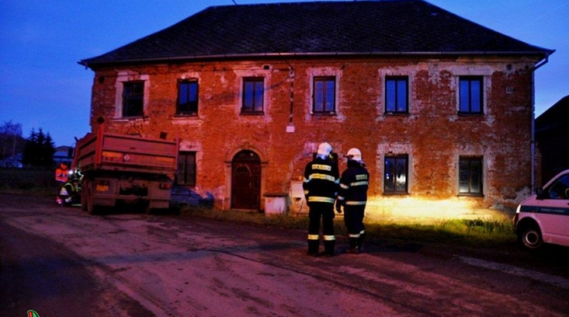 Nákladní vozidlo převážející štěrk narazilo do rodinného domu v obci Renoty